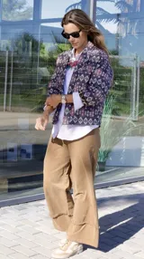 Pantalón palazzo de pana color beige, con corte ancho y ruedo desflecado.