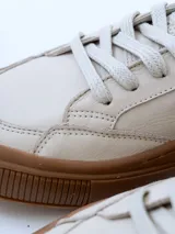 Championes urbanos de cuero color blanco hueso con detalles en gamuza color beige.