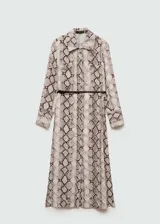 Vestido midi de viscosa con estampado de piel de serpiente en tonos beige y marrón. Tiene cuello camisero, cierre frontal abotonado, cinturón decorativo, mangas largas con puños abotonados y bolsillos de parche.