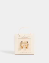 Aros argolla bañados en oro con dijes de corazones con cubic zirconia.