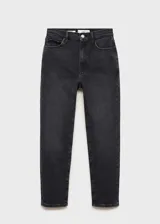 Jeans negros de tiro medio, corte slim y largo cropped.