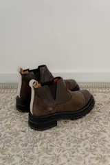 Botas Chelsea color marrón con paneles laterales elásticos y suela track.