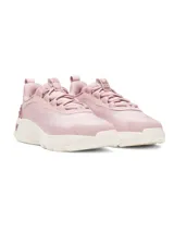 Championes Under Armour Project Rock 8 para mujer, color rosa pálido con detalles en blanco hueso. Presentan el logo de Project Rock en el talón y la lengüeta.