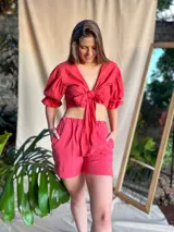 Short de tela liviana, color lila, con cintura elástica y bolsillos laterales.