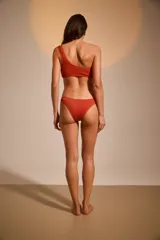 Bombacha de bikini tipo vedetina color ocre con textura acanalada.