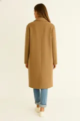 Tapado largo de mujer, color negro, con solapas y cierre frontal de un solo botón.