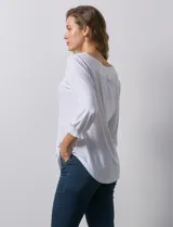 Blusa blanca de modal, marca Ruby Rd. Cuello a la base, escote en V bordado con flores. Manga ¾ amplia con puño fruncido.