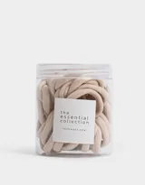 Set de 50 gomitas elásticas para el pelo, color beige, presentadas en un recipiente transparente.