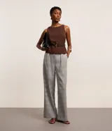 Pantalón de vestir de corte recto, con cintura alta, trabillas, pliegues, bolsillos y estampado de cuadros príncipe de gales.