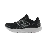 Zapatillas deportivas New Balance negras con logo plateado y suela blanca.