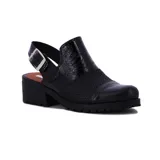 Zueco negro con hebilla plateada, taco ancho y suela track.