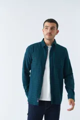 Camisa de viyela roja y azul marino a cuadros, corte slim, con logo bordado, bolsillos con botón y manga larga.