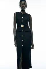 Vestido midi negro sin mangas, con cuello redondo, cinturón con hebilla metálica y cierre frontal con botones.