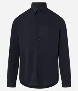 Camisa de manga larga color negro, con cuello inglés y abotonado frontal. Confeccionada en tejido piqué de poliamida y elastano, con tecnología performance que ofrece elasticidad, secado rápido y menor arrugado.