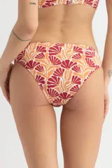 Bombacha de bikini con estampado de flores rojas y naranjas sobre fondo blanco.