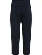 Pantalón chino azul marino de corte slim, con cierre de cremallera y botón, dos bolsillos delanteros de parche y logo de Tommy Hilfiger bordado en la parte trasera.