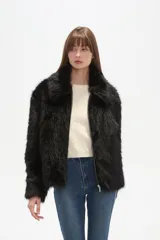 Campera de abrigo color beige claro, con textura de pelo largo y suave, cuello solapa y cierre frontal.