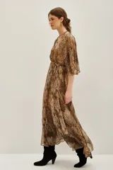Vestido largo de viscosa con estampado animal print en tonos marrones y negros, escote en V, mangas mariposa y lazo ajustable en la cintura. Presenta una abertura frontal en la falda.