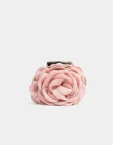 Broche con forma de flor de tela color rosa claro con gancho metálico negro.