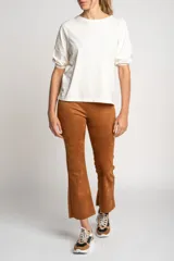 Pantalón marrón de corte recto, tiro alto y textura gamuzada.