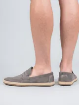 Mocasín gris de descarne con suela de goma y detalle de yute trenzado.