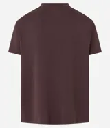 Remera deportiva marrón de corte clásico, cuello redondo y mangas cortas. Confeccionada en tejido de poliéster y modal con tecnología Dry, que facilita la transpiración. Presenta un pequeño estampado con lettering en el pecho.