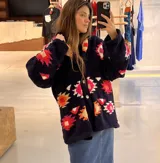 Saco de lana marrón con diseño geométrico multicolor, cuello con solapa, cierre frontal con botones y bolsillos delanteros.
