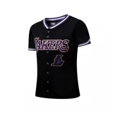 Camiseta de básquet negra con cuello y mangas a rayas blancas y violetas. Estampado frontal con el nombre "Lakers" en letras violetas con borde dorado y el logo del equipo. Cierre frontal con botones a presión.