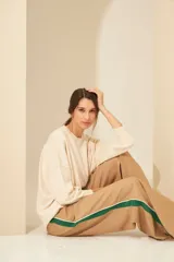 Pantalón palazzo sastrero de twill a rayas color beige con recorte lateral a contratono verde.