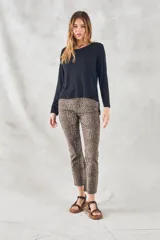 Remera de calce al cuerpo, confeccionada en mezcla de viscosa y elastano, con manga larga y diseño versátil.