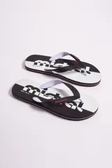 Ojota de hombre con suela blanca, logo en relieve y estampado en color negro, ideal para uso casual.