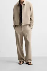 Pantalón negro de corte recto con cintura elástica, bolsillos laterales y un bolsillo trasero de ojal.