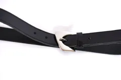 Cinto de charol negro con hebilla metálica y diseño elegante.