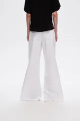 Pantalón de jean azul de tiro alto, corte recto y aberturas laterales en el ruedo.