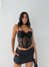 Corset negro de encaje con copas con aros y breteles finos regulables.