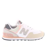 Championes New Balance modelo 574 para mujer, con empeine de cuero y malla en tonos blanco, beige, rosado y gris. Presenta entresuela con tecnología ENCAP y amortiguación de espuma EVA.
