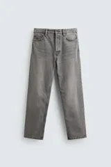 Pantalón de jean gris, de corte recto, con cinco bolsillos y cierre frontal con botones.