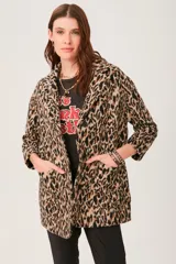 Tapado de corte recto con estampado animal print de leopardo, solapas clásicas y mangas 3/4.