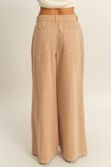 Pantalón palazzo color beige de tiro alto con pinzas y pierna ancha.