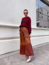 Pantalón palazzo de tiro alto con estampado abstracto en tonos marrones.