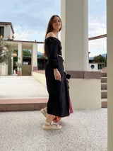 Top turquesa con escote cuadrado, mangas abullonadas y cuerpo fruncido.