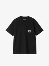 Camiseta negra de manga corta con bolsillo en el pecho y logo de corazón tejido en el bolsillo.