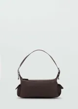 Bolso marrón de nylon con asa corta ajustable y asa de hombro. Tiene cierre de cremallera, bolsillo interior con cremallera y dos bolsillos cargo en el exterior.