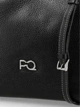 Cartera negra de cuero con doble asa corta y correa larga extraíble. Tiene logo metálico plateado en el frente, cierre con broche metálico y bolsillo interno con cierre.