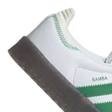 Championes de cuero blanco con detalles en verde y suela gruesa, modelo clásico de Adidas.