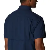 Camisa de manga corta azul marino, con cuello clásico, cierre frontal con botones, dos bolsillos en el pecho con cierre de botón y ventilación en la espalda.