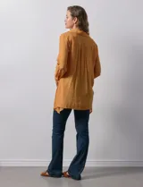 Camisa larga de rayón marca Robert Louis, con estampado a rayas verticales en tonos coral y blanco. Tiene cuello con solapa, abertura central con botones, mangas largas regulables con presilla y botón, y tajos laterales.