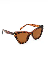 Lentes de sol con montura de carey con forma triangular y lentes marrones.