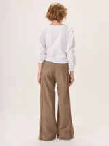 Pantalón de pierna ancha color azul marino con pespuntes a contratono (rojo/bordó) y una tira contrastante en el lateral.