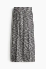 Pantalón ancho de tiro alto con elástico oculto en la cintura, confeccionado en tejido texturizado a cuadros en tonos grises. Presenta pliegues delanteros y traseros, bolsillos delanteros decorativos con botón metálico.